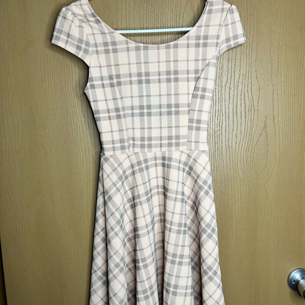 Elegant Plaid Dress in Cream and Gray